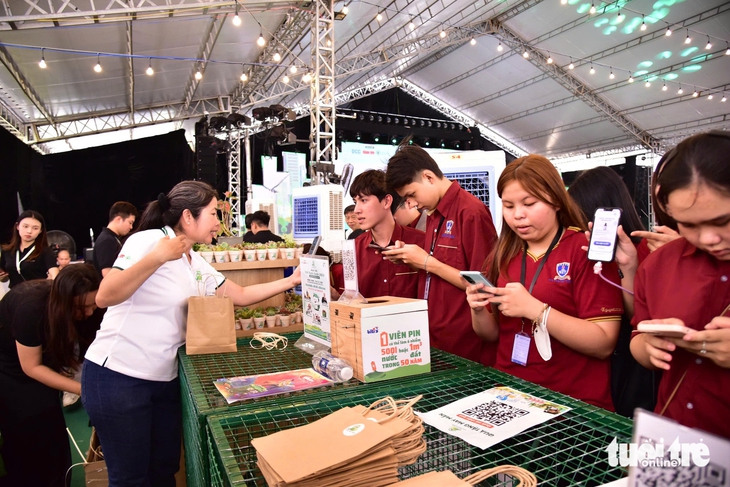 Sinh viên truyền thông tìm hiểu quy trình tổ chức Ngày hội Việt Nam Xanh của báo Tuổi Trẻ- Ảnh 1. Sinh viên truyền thông tìm hiểu quy trình tổ chức Ngày hội Việt Nam Xanh của báo Tuổi Trẻ - Ảnh 1.