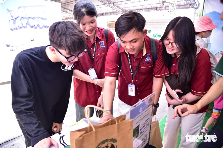 Sinh viên truyền thông tìm hiểu quy trình tổ chức Ngày hội Việt Nam Xanh của báo Tuổi Trẻ- Ảnh 7. Sinh viên truyền thông tìm hiểu quy trình tổ chức Ngày hội Việt Nam Xanh của báo Tuổi Trẻ - Ảnh 7.