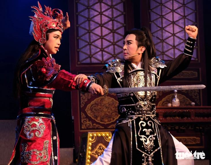 Bình Tinh méo mặt vì ba Kim Tử Long ‘mạnh tay’ - Ảnh 3. Kim Tử Long - Ảnh 4.