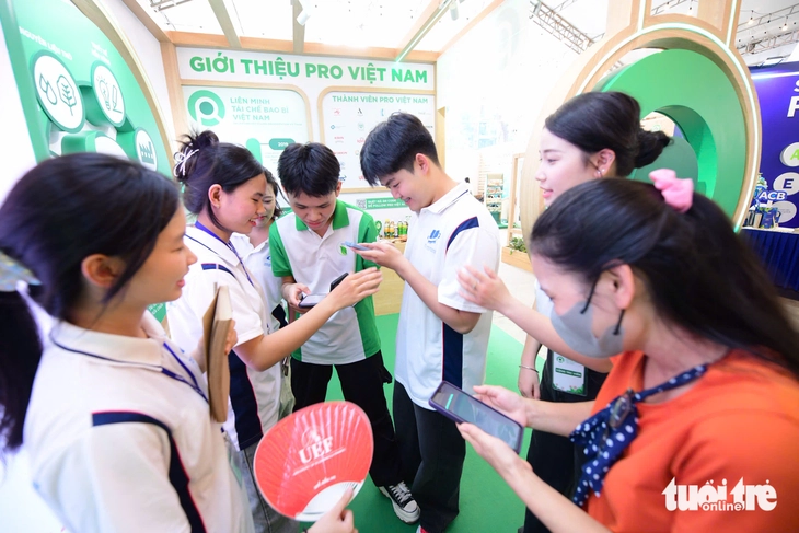 Xếp hàng thử thách phân loại rác, làm trắc nghiệm xanh - Ảnh 4.