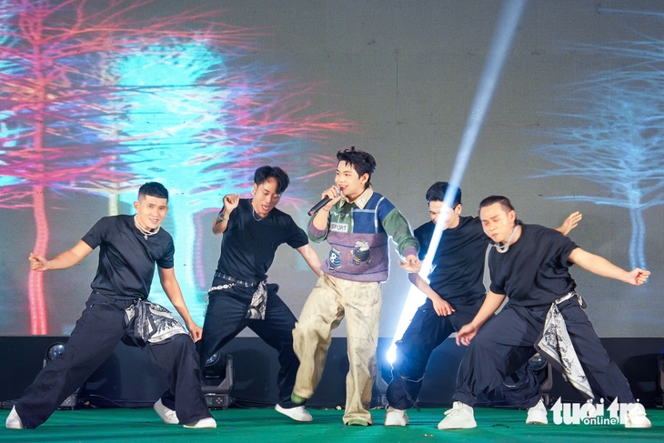 Anh trai, Em xinh say hi khuấy động sân khấu Việt Nam xanh 2025 - Ảnh 3. Khán giả Việt Nam Xanh cổ vũ nhiệt tình khi một anh trai hỏi: Có biết Jaysonlei không? - Ảnh 3.