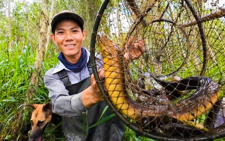 Dân miền Tây cười sảng khoái vì đặt lờ, kéo lưới rùng mùa nước nổi dính nhiều cá đồng - Ảnh 7.