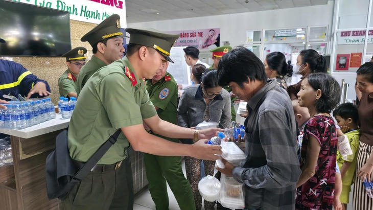 suất ăn miễn phí cho bệnh nhân nghèo - Ảnh 3.