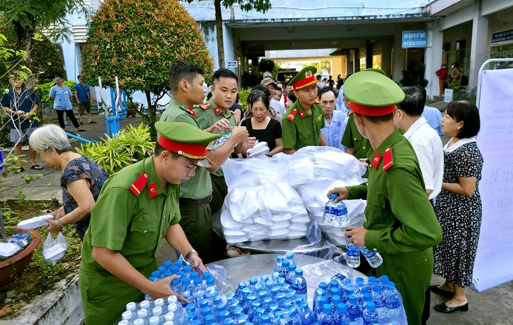 Tuổi trẻ Công an An Giang tặng 600 suất ăn miễn phí cho bệnh nhân nghèo - Ảnh 1.