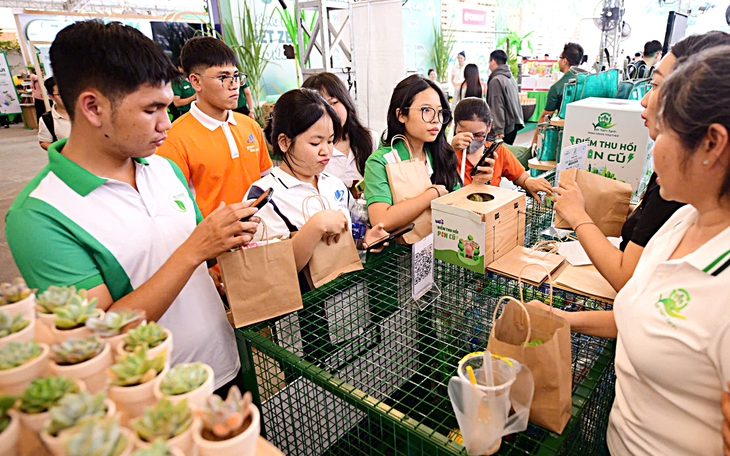 'Trạm xanh cộng đồng' của chị em phụ nữ đổi rác lấy quà   - Ảnh 3.