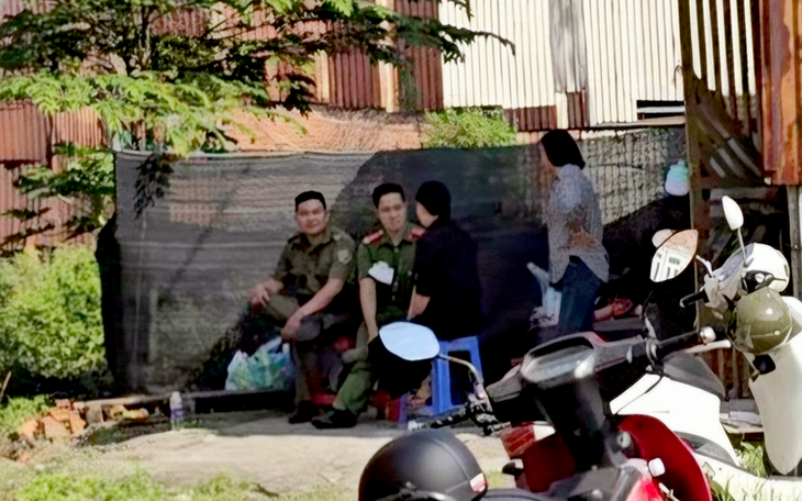 Bắt giữ kẻ sát hại hàng xóm, cướp vàng rồi lấy tấm bạt quấn thi thể giấu sau hè - Ảnh 1.