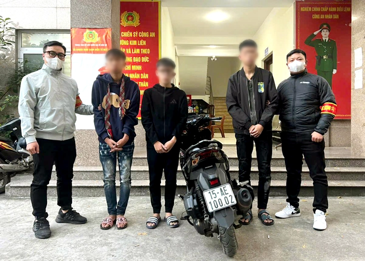 'Quái xế' đạp vào đầu xe công vụ làm thiếu tá công an bị thương nặng - Ảnh 1.