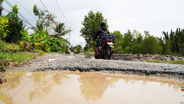 Cà Mau: Đường 'độc đạo nát như bét', cán bộ xã đi làm phải mang theo đồ thay - Ảnh 3.