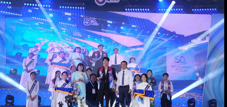 Nhiều thế hệ thầy trò kỷ niệm 50 năm thành lập Trường THPT Nguyễn Hữu Cầu - Ảnh 4.