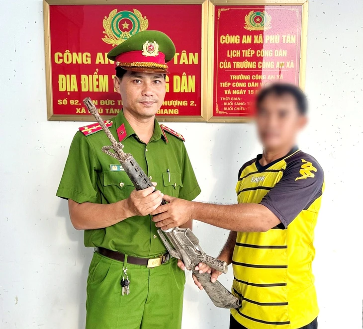 giao nộp - Ảnh 1.