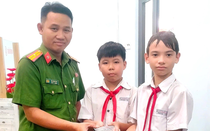 Nhặt được ví tiền, cán bộ An ninh trật tự ở cơ sở trả lại người mất - Ảnh 2.