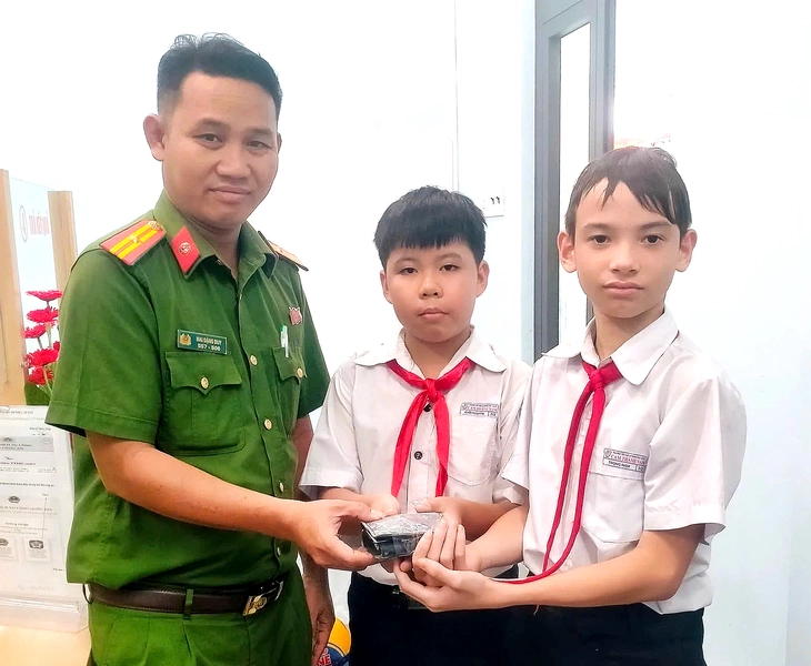 Nhặt được ví chứa hơn 11 triệu đồng, 2 học sinh mang đến công an nhờ tìm người đánh rơi - Ảnh 1.