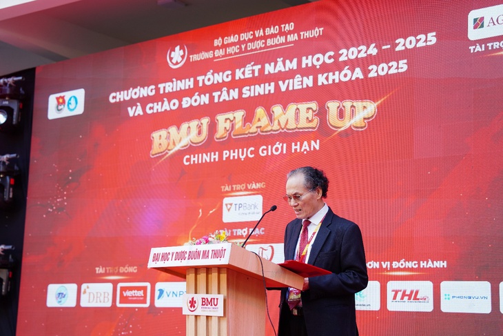 Hơn 1.000 tân sinh viên khoác áo blouse trắng tại Trường ĐH Y dược Buôn Ma Thuột - Ảnh 1. tân sinh viên - Ảnh 1.