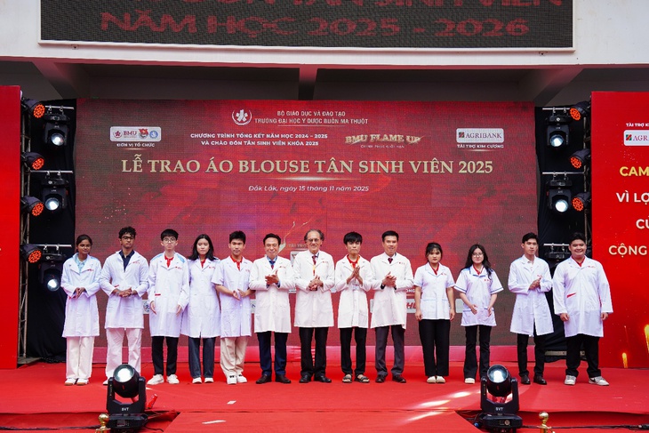 Hơn 1.000 tân sinh viên khoác áo blouse trắng tại Trường ĐH Y dược Buôn Ma Thuột - Ảnh 3. tân sinh viên - Ảnh 3.