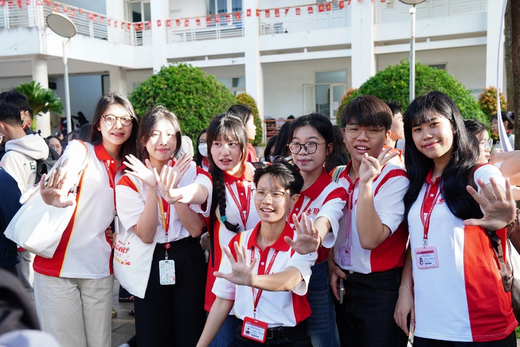 Hơn 1.000 tân sinh viên khoác áo blouse trắng tại Trường ĐH Y dược Buôn Ma Thuột - Ảnh 2. tân sinh viên - Ảnh 2.