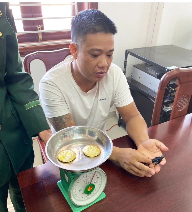 Tài xế giấu 2 miếng vàng tròn như mặt trời từ Lào về Việt Nam - Ảnh 2.