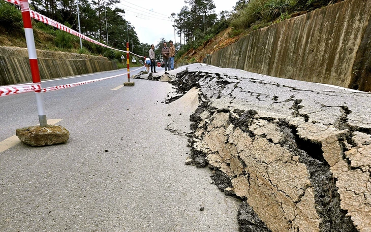 Mưa lớn kéo dài, quốc lộ 24 tiếp tục sạt lở, xe cộ qua lại hết sức lưu ý - Ảnh 4.