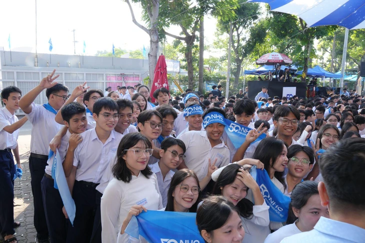 Nhiều thế hệ thầy trò kỷ niệm 50 năm thành lập Trường THPT Nguyễn Hữu Cầu - Ảnh 1.