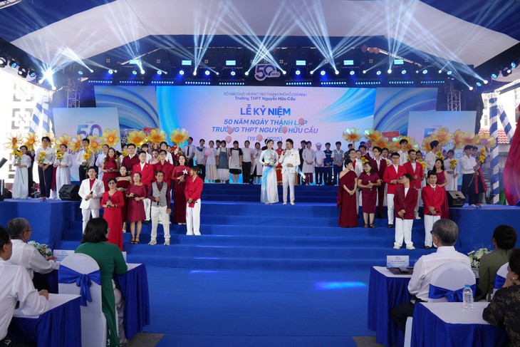 Nhiều thế hệ thầy trò kỷ niệm 50 năm thành lập Trường THPT Nguyễn Hữu Cầu - Ảnh 2.