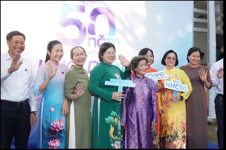 Nhiều thế hệ thầy trò kỷ niệm 50 năm thành lập Trường THPT Nguyễn Hữu Cầu - Ảnh 3.