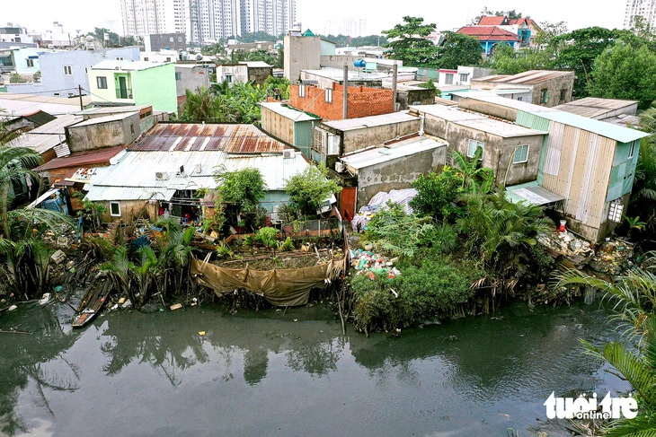 Dân ven rạch Bà Lớn, Ông Bé than khổ, người có nhà phải thuê trọ vì ngại nước dâng - Ảnh 1.