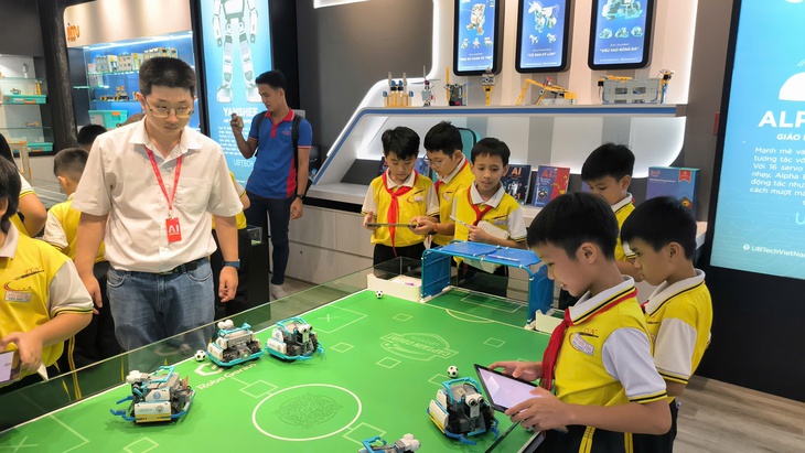 Học sinh tiểu học tìm hiểu về AI tại Khu công nghệ cao TP.HCM - Ảnh 2. Học sinh tiểu học tìm hiểu về AI tại Khu công nghệ cao TP.HCM - Ảnh 2.