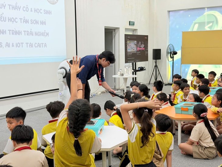 Học sinh tiểu học tìm hiểu về AI tại Khu công nghệ cao TP.HCM - Ảnh 1. Học sinh tiểu học tìm hiểu về AI tại Khu công nghệ cao TP.HCM - Ảnh 1.
