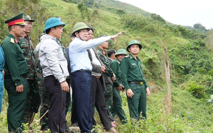 Hơn 100 người cùng chó nghiệp vụ vây ráp vùng rừng biên giới truy bắt nghi phạm giết vợ cũ - Ảnh 2.