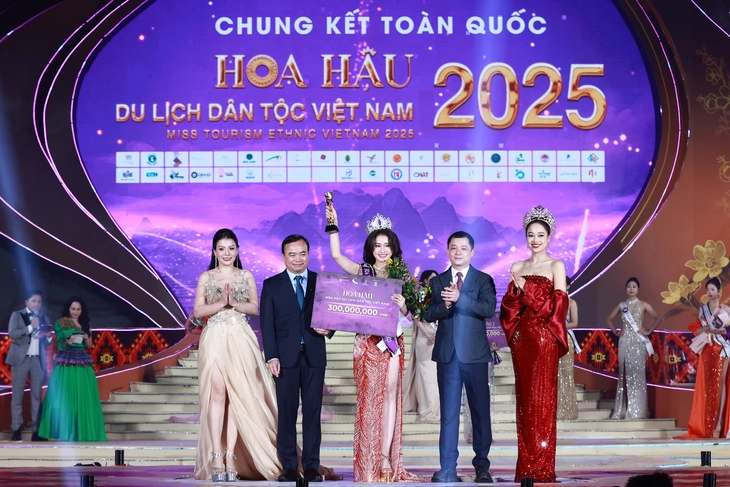 trao-vuong-mien-cho-hoa-hau-du-lich-dan-toc-viet-nam--17632482498611933964255.jpg