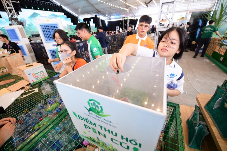 Đổi rác lấy quà, người tiêu dùng quen dần với sống xanh - Ảnh 2.