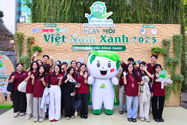 Ngày hội Việt Nam Xanh 2025 sôi động trước giờ G - Ảnh 1.