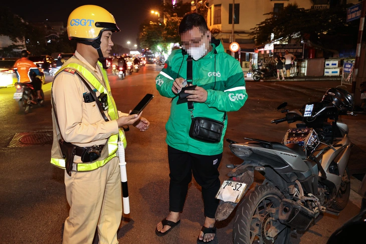 Cảnh sát xuyên đêm xử lý loạt tài xế che, dán biển số xe - Ảnh 1.