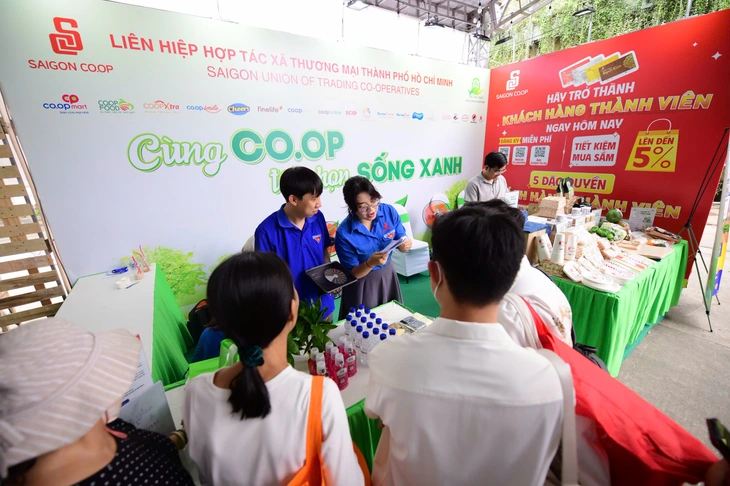 Khách xếp hàng chờ nhận quà tại 'gian hàng xanh' của Saigon Co.op- Ảnh 3. Khách xếp hàng chờ nhận quà tại 'gian hàng xanh' của Saigon Co.op - Ảnh 3.