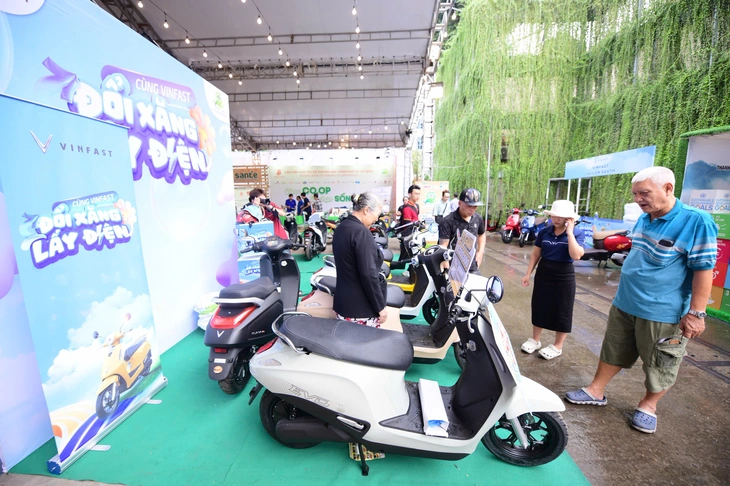 Chồng gần 70 tuổi hào hứng chở vợ đến Việt Nam Xanh để 'đổi xe xăng lấy xe điện' - Ảnh 1.