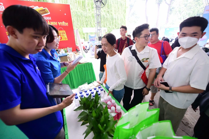 Khách xếp hàng chờ nhận quà tại 'gian hàng xanh' của Saigon Co.op- Ảnh 1. Khách xếp hàng chờ nhận quà tại 'gian hàng xanh' của Saigon Co.op- Ảnh 1.