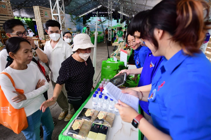 Khách xếp hàng chờ nhận quà tại 'gian hàng xanh' của Saigon Co.op- Ảnh 2. Khách xếp hàng chờ nhận quà tại 'gian hàng xanh' của Saigon Co.op - Ảnh 2.