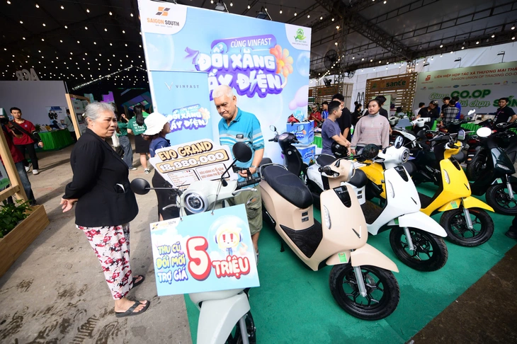 Chồng gần 70 tuổi hào hứng chở vợ đến Việt Nam Xanh để 'đổi xe xăng lấy xe điện' - Ảnh 4.