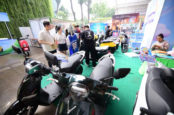 Chồng gần 70 tuổi hào hứng chở vợ đến Việt Nam Xanh để 'đổi xe xăng lấy xe điện' - Ảnh 5.