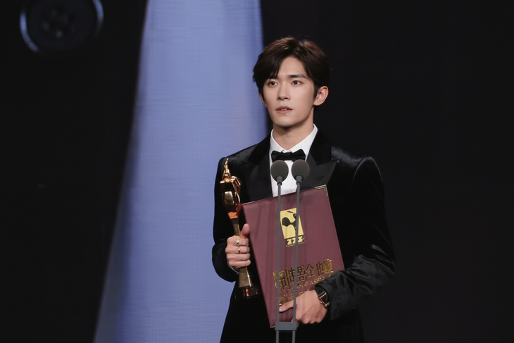 Dịch Dương Thiên Tỉ làm nên kỳ tích, trở thành Ảnh đế trẻ nhất lịch sử Kim Kê - Ảnh 1.