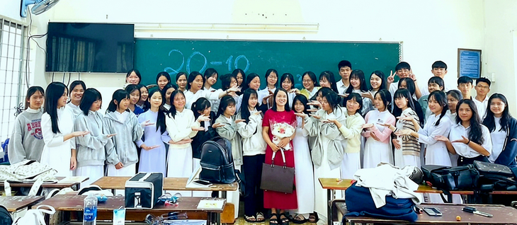 Những người thầy lặn lội xin từng suất học bổng, quần áo, xe đạp cũ cho trò nghèo - Ảnh 1.