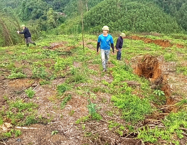 Trên đồi xuất hiện vết nứt dài hơn 150m, chính quyền sơ tán dân, cấm đường - Ảnh 1.