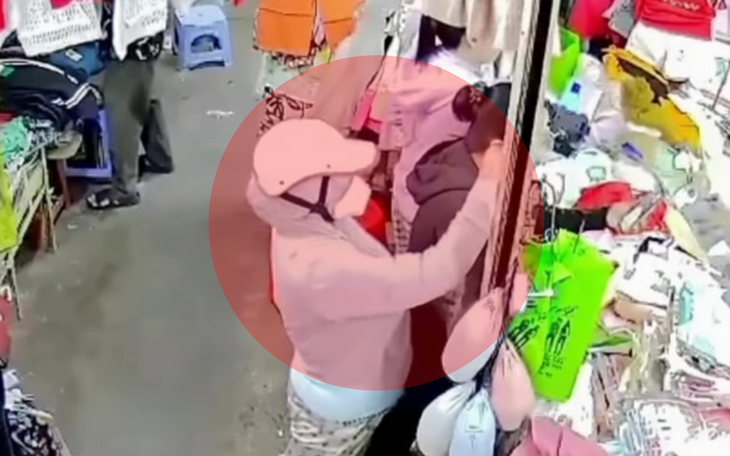 Bắt đối tượng dàn cảnh, móc túi trộm tài sản ở chợ Tân Quy - Ảnh 1.