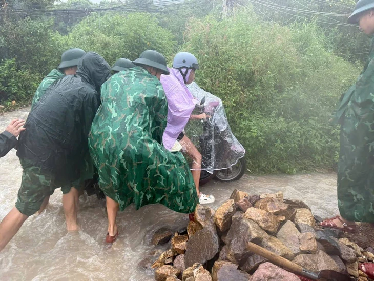 Mưa lớn ở Khánh Hòa, đèo Khánh Sơn trên tỉnh lộ 9 sạt lở - Ảnh 2. Mưa lớn ở Khánh Hòa, nhiều đoạn quốc lộ 1 bị ngập, đèo Khánh Sơn trên tỉnh lộ 9 sạt lở - Ảnh 2.