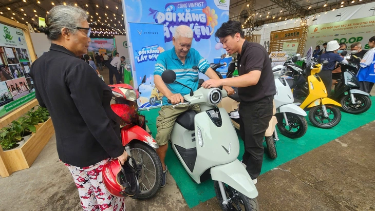 Chồng gần 70 tuổi hào hứng chở vợ đến Việt Nam Xanh để 'đổi xe xăng lấy xe điện' - Ảnh 2.