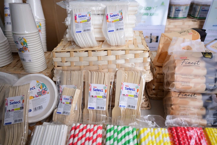 Khách xếp hàng chờ nhận quà tại 'gian hàng xanh' của Saigon Co.op- Ảnh 4. Khách xếp hàng chờ nhận quà tại 'gian hàng xanh' của Saigon Co.op- Ảnh 4.