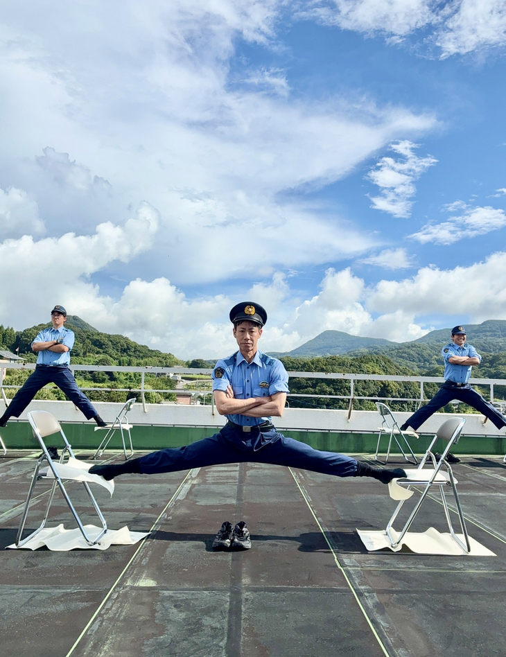 Sự thật đằng sau tấm ảnh cảnh sát hóa... 'siêu nhân điện quang' - Ảnh 2.