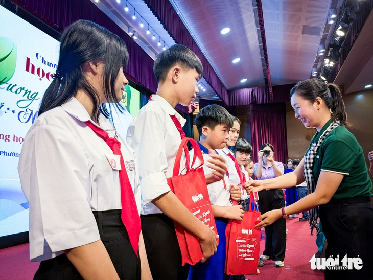 70 suất học bổng của báo Tuổi Trẻ và ấn phẩm Mực Tím sẻ chia với học trò Gia Lai sau bão - Ảnh 1.