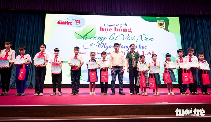 70 suất học bổng của báo Tuổi Trẻ và ấn phẩm Mực Tím sẻ chia với học trò Gia Lai sau bão - Ảnh 2.