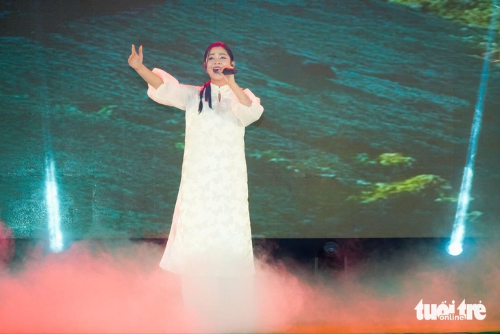 Khán giả 'cháy' hết mình dù trời mưa lớn đêm gala Việt Nam Xanh 2025 - Ảnh 1.