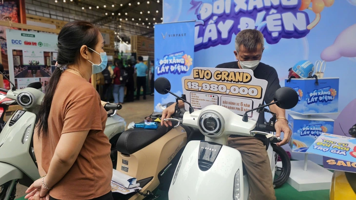 Chồng gần 70 tuổi hào hứng chở vợ đến Việt Nam Xanh để 'đổi xe xăng lấy xe điện' - Ảnh 3.